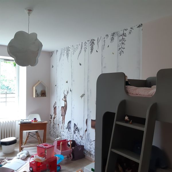 Déco d'une chambre d'enfant à Angers avec du papier peint.